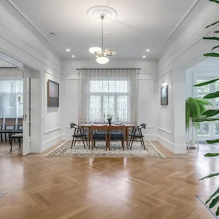 High Status In The Most Luxurious House In Apartment *